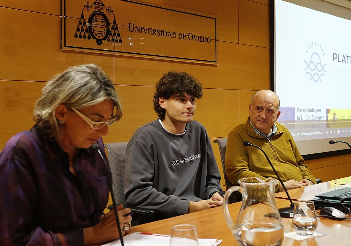 Mercedes de Soignie, ayer junto a Yago Iván Baragaño y José Luis Acuña.
