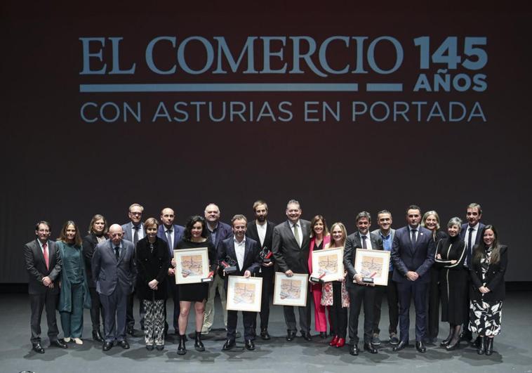 Foto de familia de los galardonados con las autoridades y los representantes del diario que participaron en la entrega de los premios.