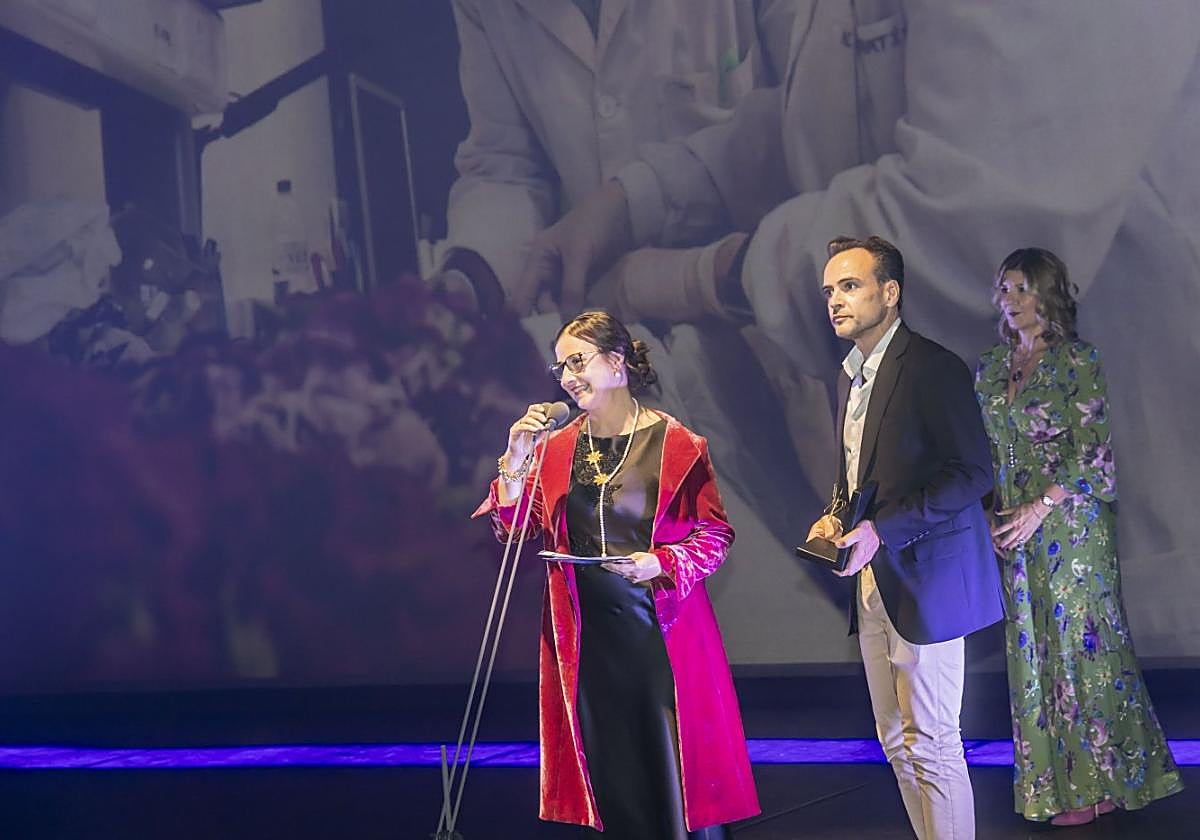 Carmen Martínez y José Luis Santiago recogen el premio de la Academia del Perfume por su investigación sobre la rosa Narcea.