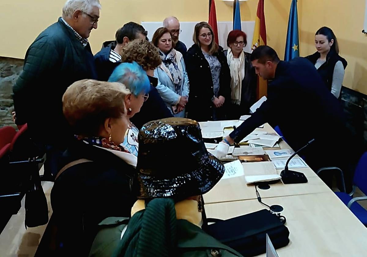 Villanueva muestra unos documentos inéditos del Trienio Liberal.