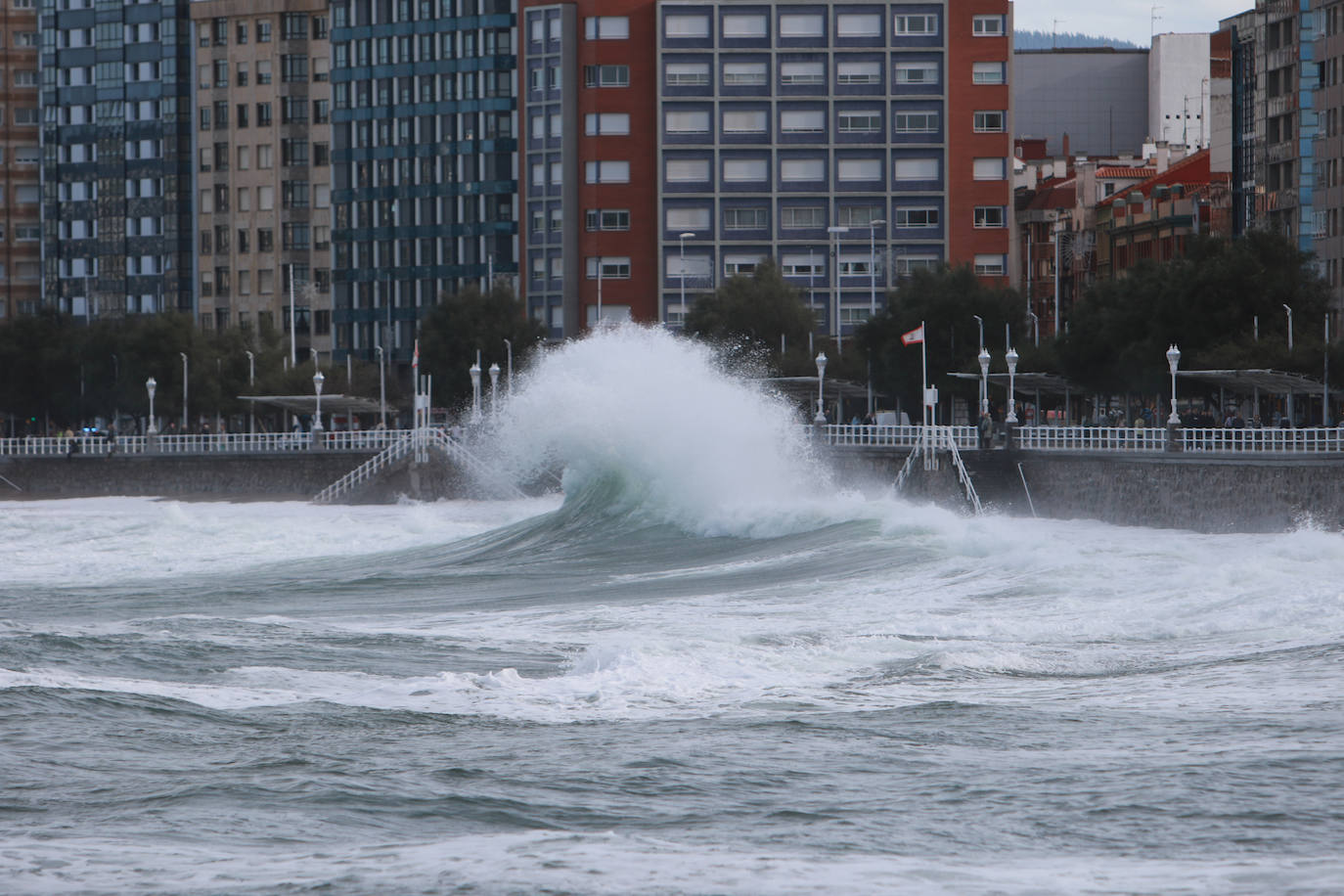 Espectacular oleaje en la playa de San Lorenzo