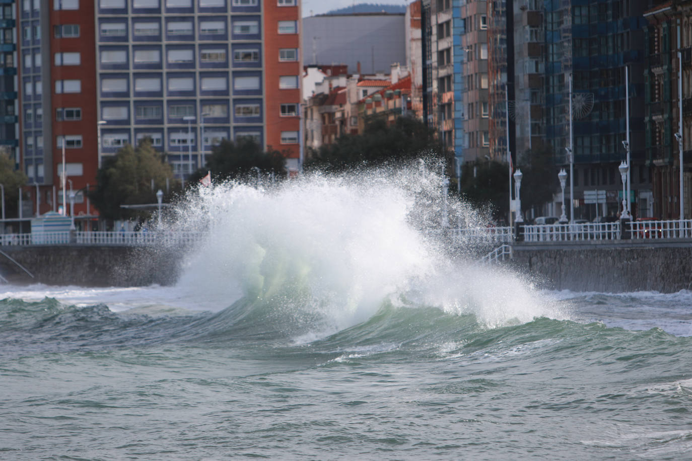 Espectacular oleaje en la playa de San Lorenzo