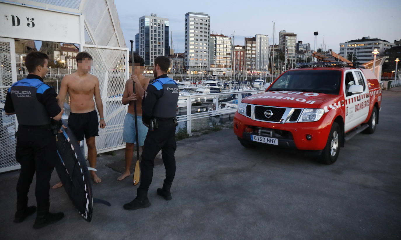 Agentes de la Policía Local junto a los jóvenes rescatados.