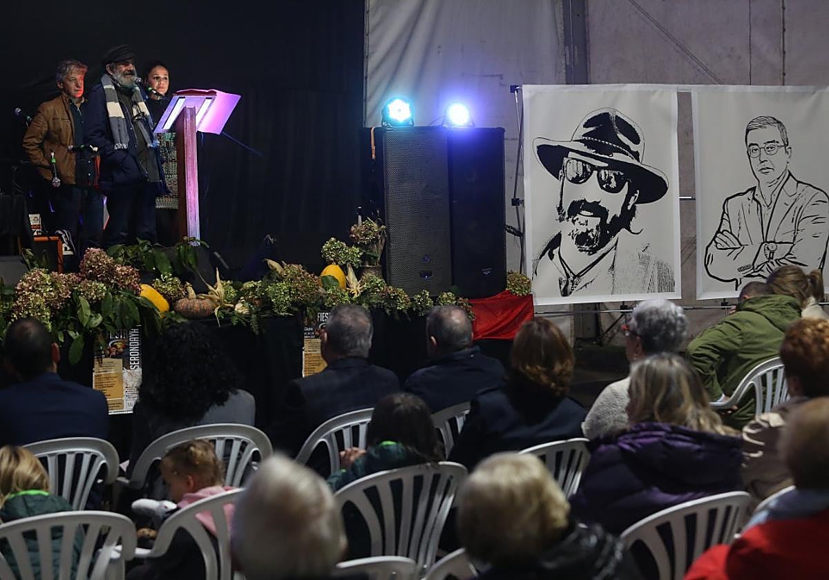 Un retrato de Xabel Álvarez y otro de Marcelino Gutiérrez presidieron el espacio en el que se celebró la jornada.
