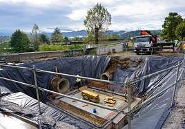 En el parque de La Llera, en el centro de Arriondas, está en marcha la construcción de uno de los tres pozos de tormentas principales.