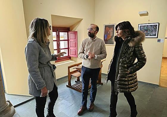 La vicesecretaria general de la FSA, José Víctor Rodríguez y la secretaria de Organización del PSOE de Cangas del Narcea.