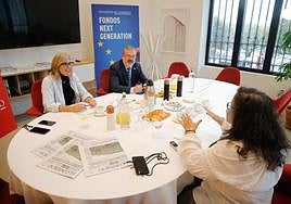 Lara Martínez y Alfredo García Quintana, en el encuentro sobre Fondos Next Generation organizado por EL COMERCIO en la sede del periódico.