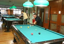 La sala de billar del Centro Asturiano de La Habana en Avilés.