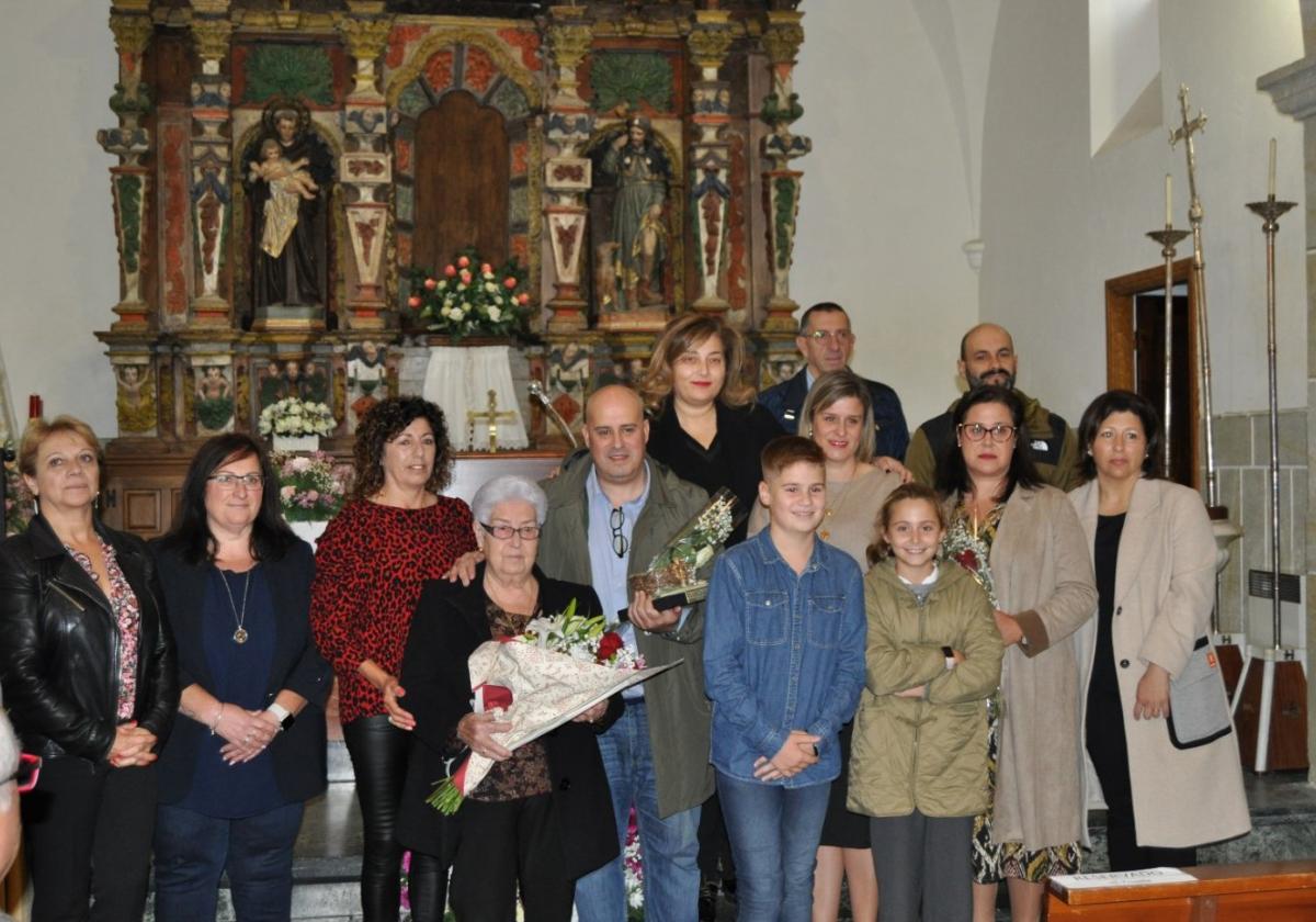 Familiares de Eloy Fernández, junto a la alcaldesa en el homenaje.