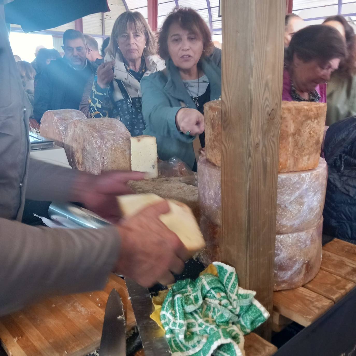 Más de 2.000 kilos de queso en la feria del Gamonéu de Benia