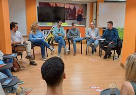 Ovidio Zapico, consejero de Vvivienda, en un encuentro con jóvenes en el Conceyu de Mocedá de Xixón este domingo.