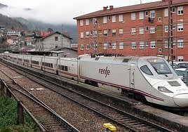 Un tren Alvia, a su paso por la estación de Pola de Lena.