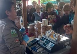 Al XLIII Certamen del Gamonéu llegaron cerca de 2.000 kilos de queso elaborado por dieciséis productores, tres de la variedad del Puerto, a 50 euros el kilo, y trece del Valle.