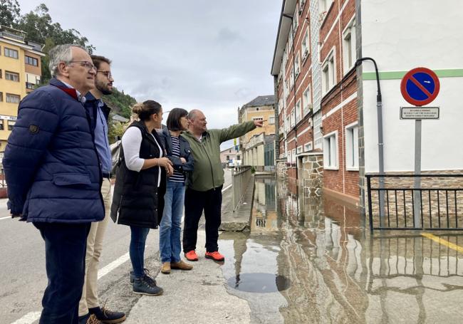 El presidente de la Confederación Hidrográfica del Cantábrico, Manuel Gutiérrez, el concejal Pablo Fernández, la diputada socialista Alba Álvarez, la consejera Nieves Roqueñí y el alcalde de Vegadeo, César Álvarez, en el barrio de El Fondrigo.