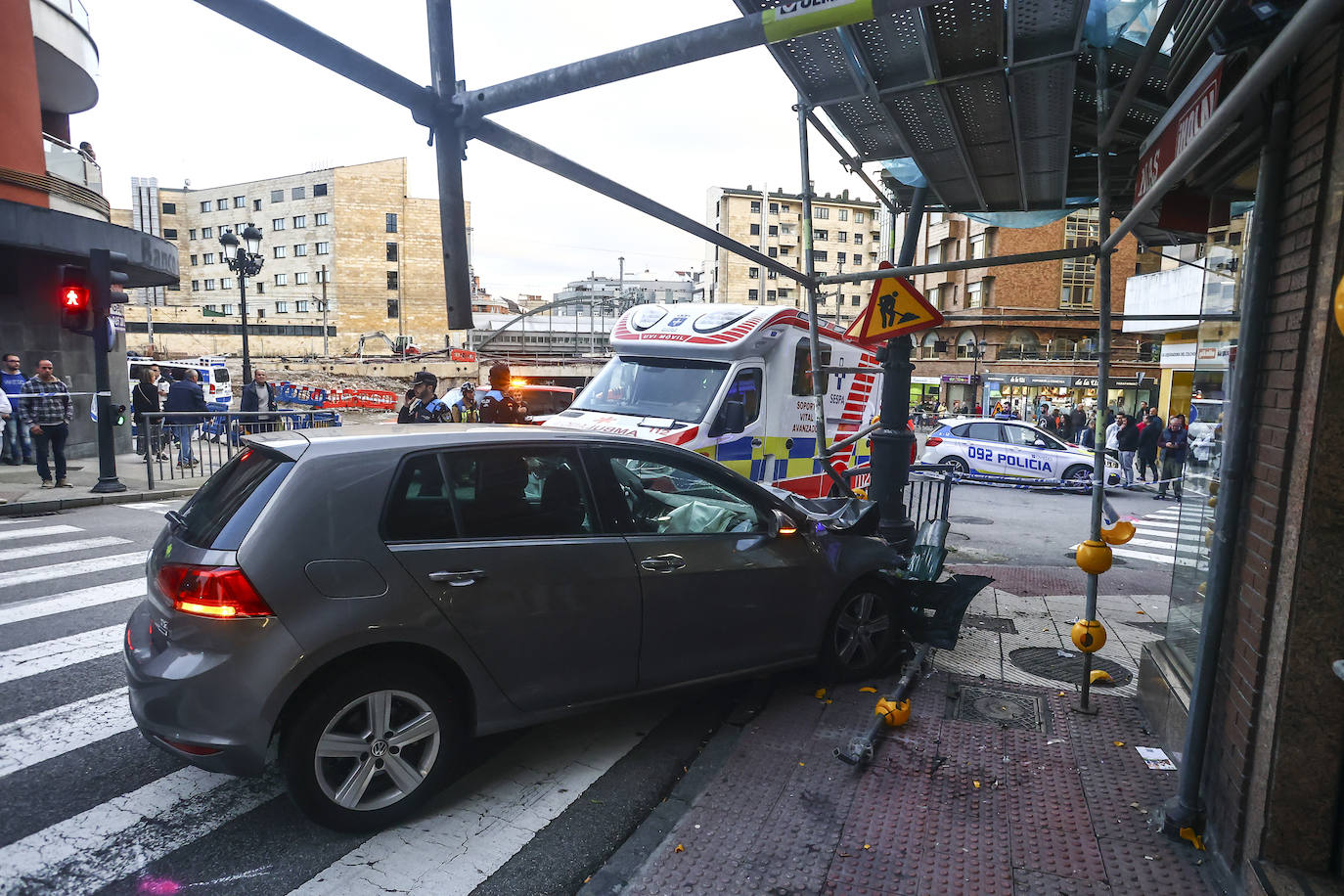 Un conductor atropella a tres peatones en Oviedo