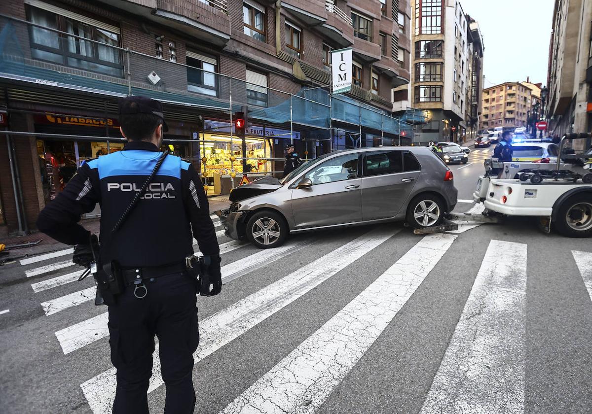 Un conductor atropella a tres peatones en Oviedo