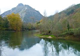 Tramo del Sella entre Arriondas y Llovio.