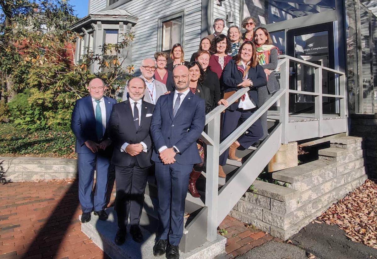 El rector de la Universidad de Oviedo, junto a miembros de la delegación asturiana y del Real Colegio Complutense de la Universidad de Harvard.