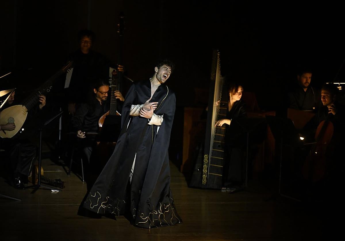 Jakub Józef Orlinski con la túnica de la que se sirvió en su concierto en Oviedo.