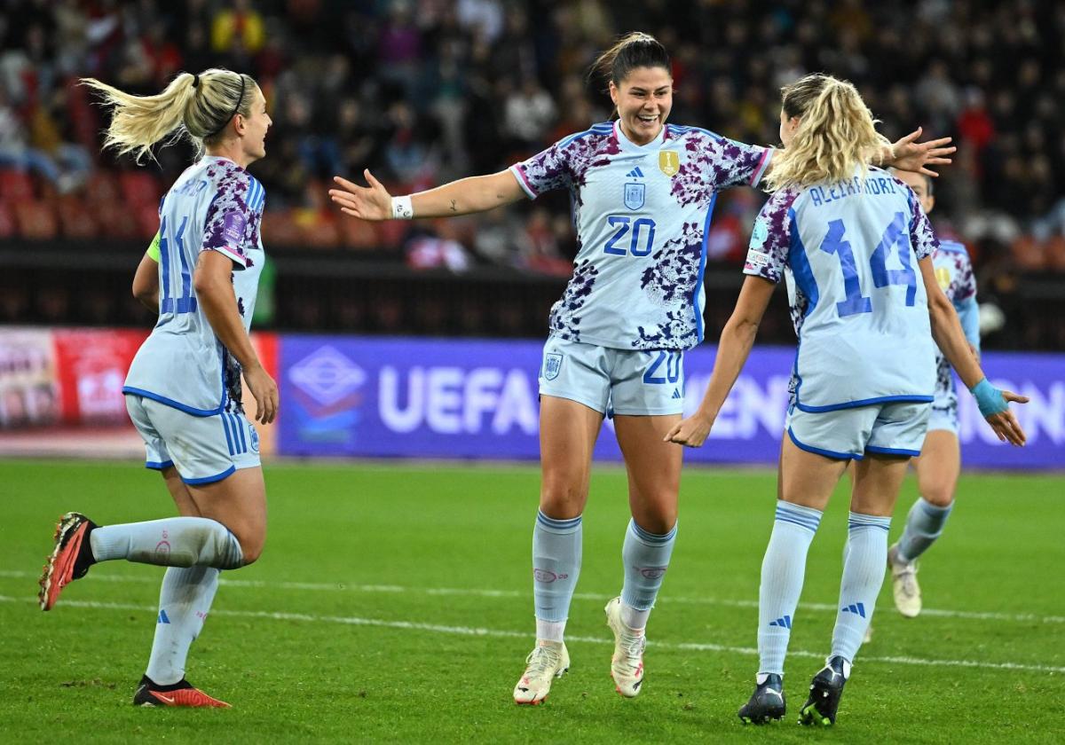 La asturiana María Méndez, en el centro, celebra su gol en el partido ante Suiza.