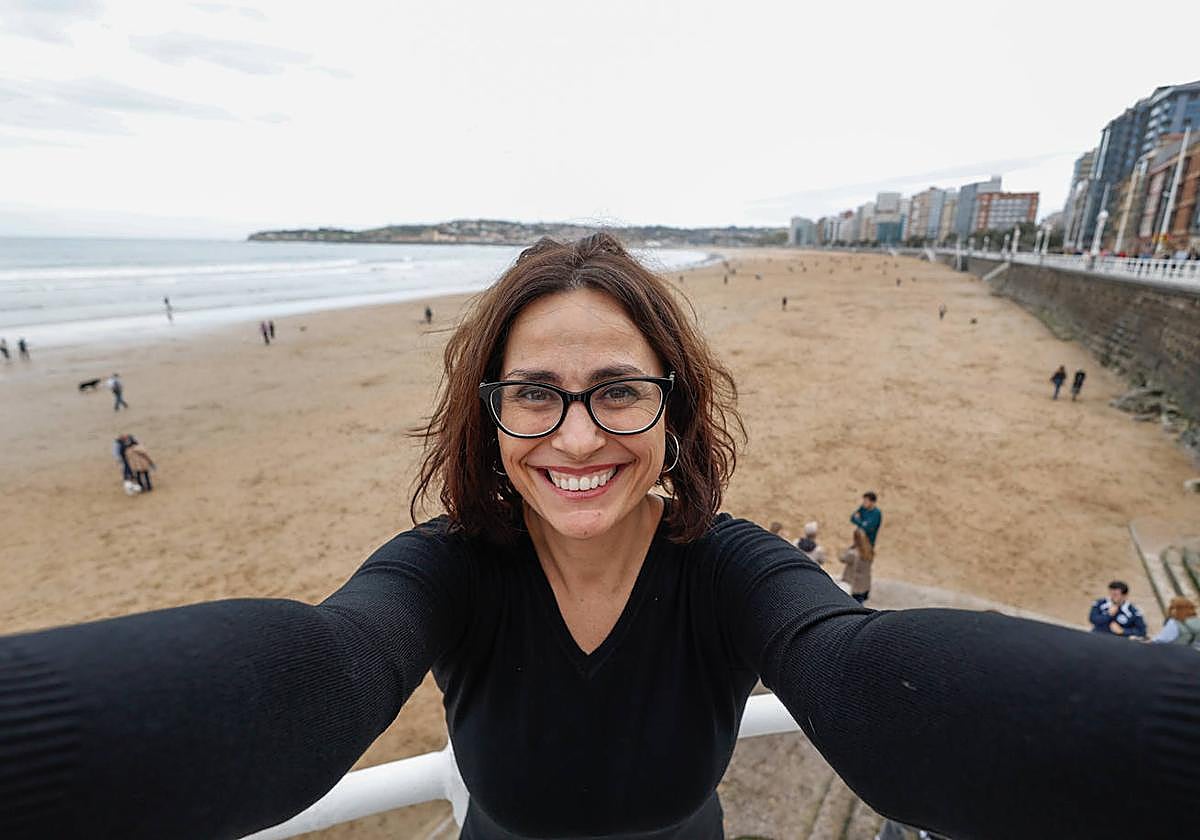 Begoña Álvarez, sonriente, en la playa de San Lorenzo, en vísperas de salir a escena esta tarde en la Laboral.