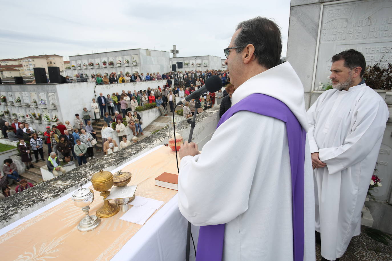 Flores y emoción en los cementerios de Asturias para recordar a los difuntos