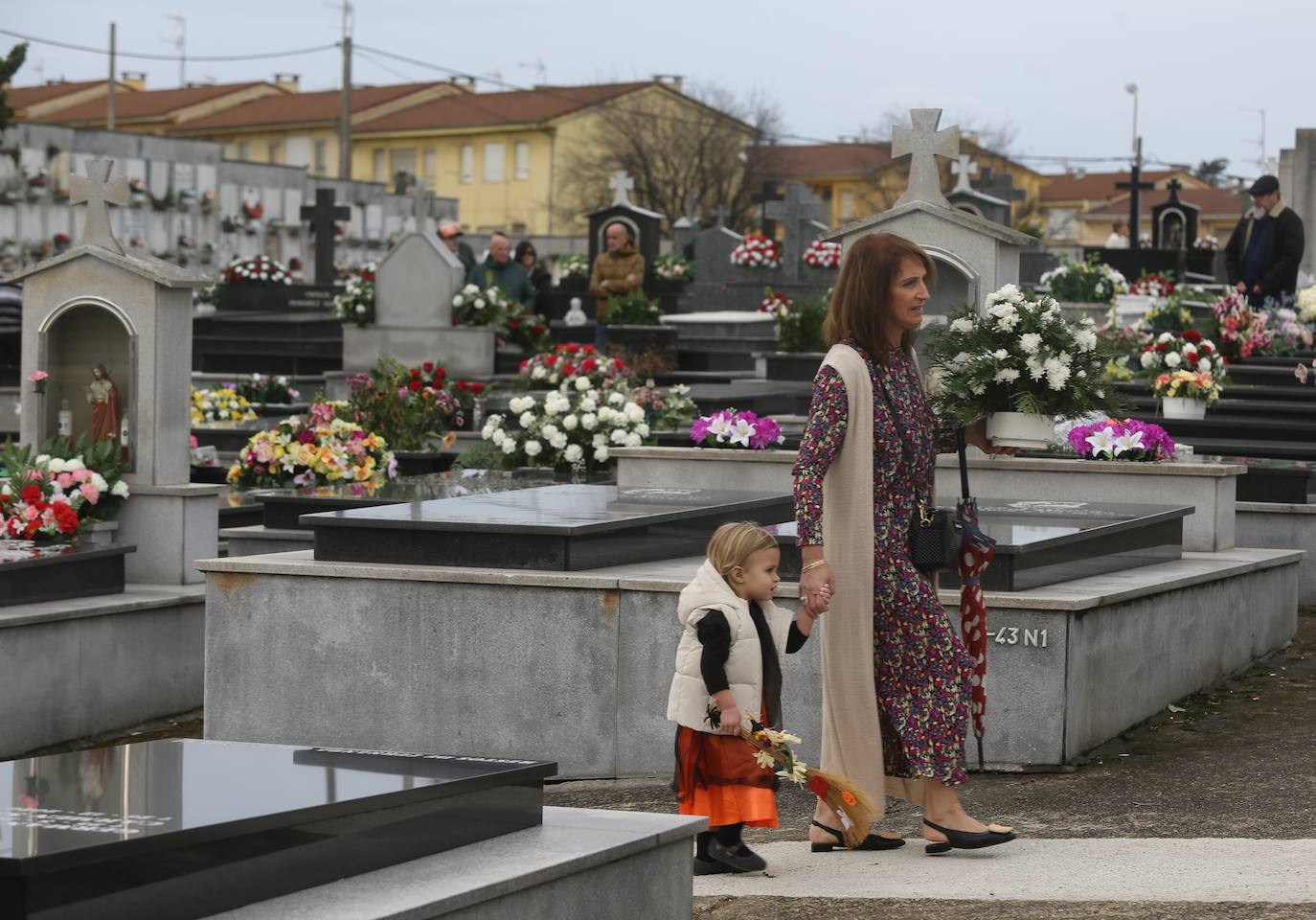 Flores y emoción en los cementerios de Asturias para recordar a los difuntos