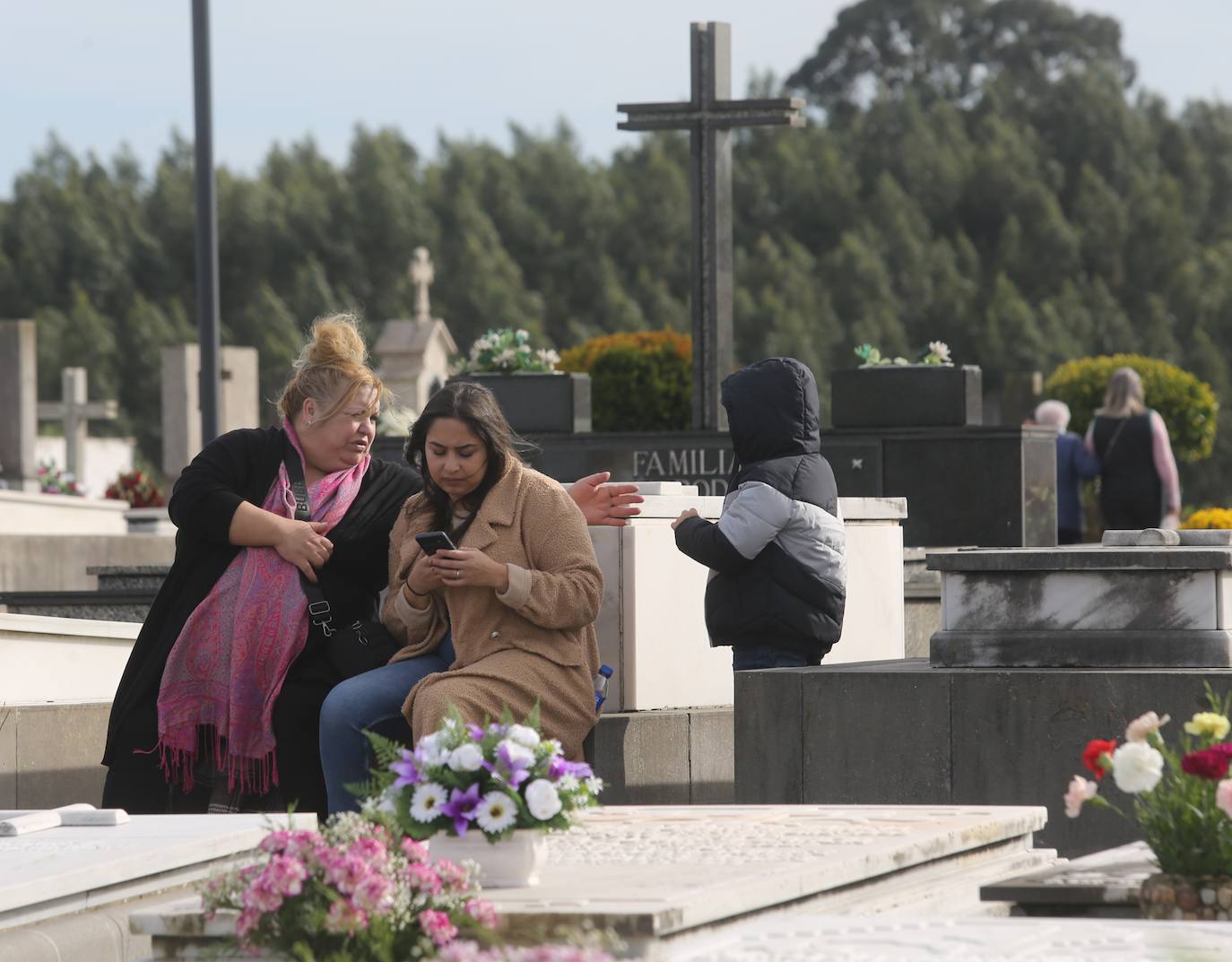 Flores y emoción en los cementerios de Asturias para recordar a los difuntos