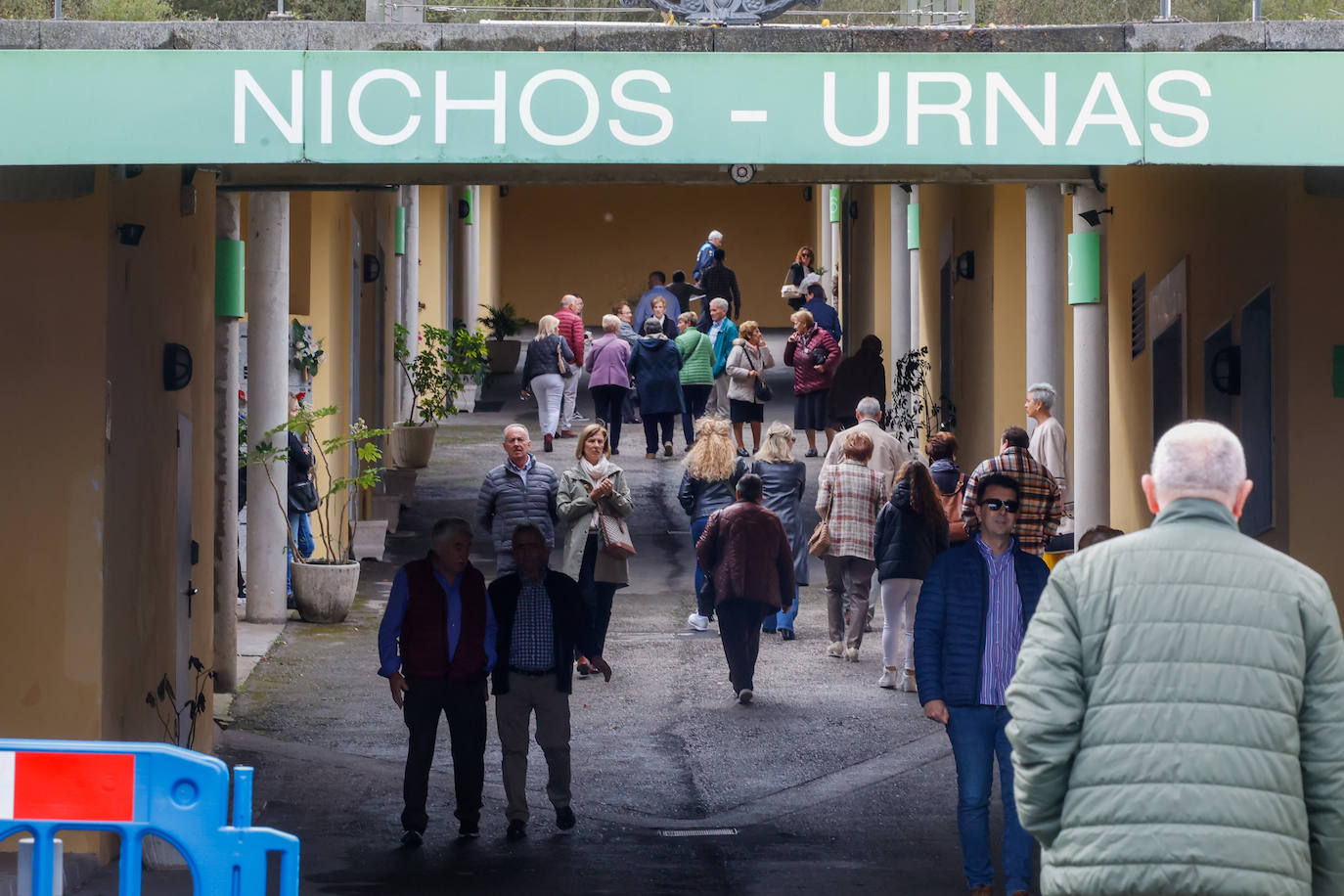 Flores y emoción en los cementerios de Asturias para recordar a los difuntos