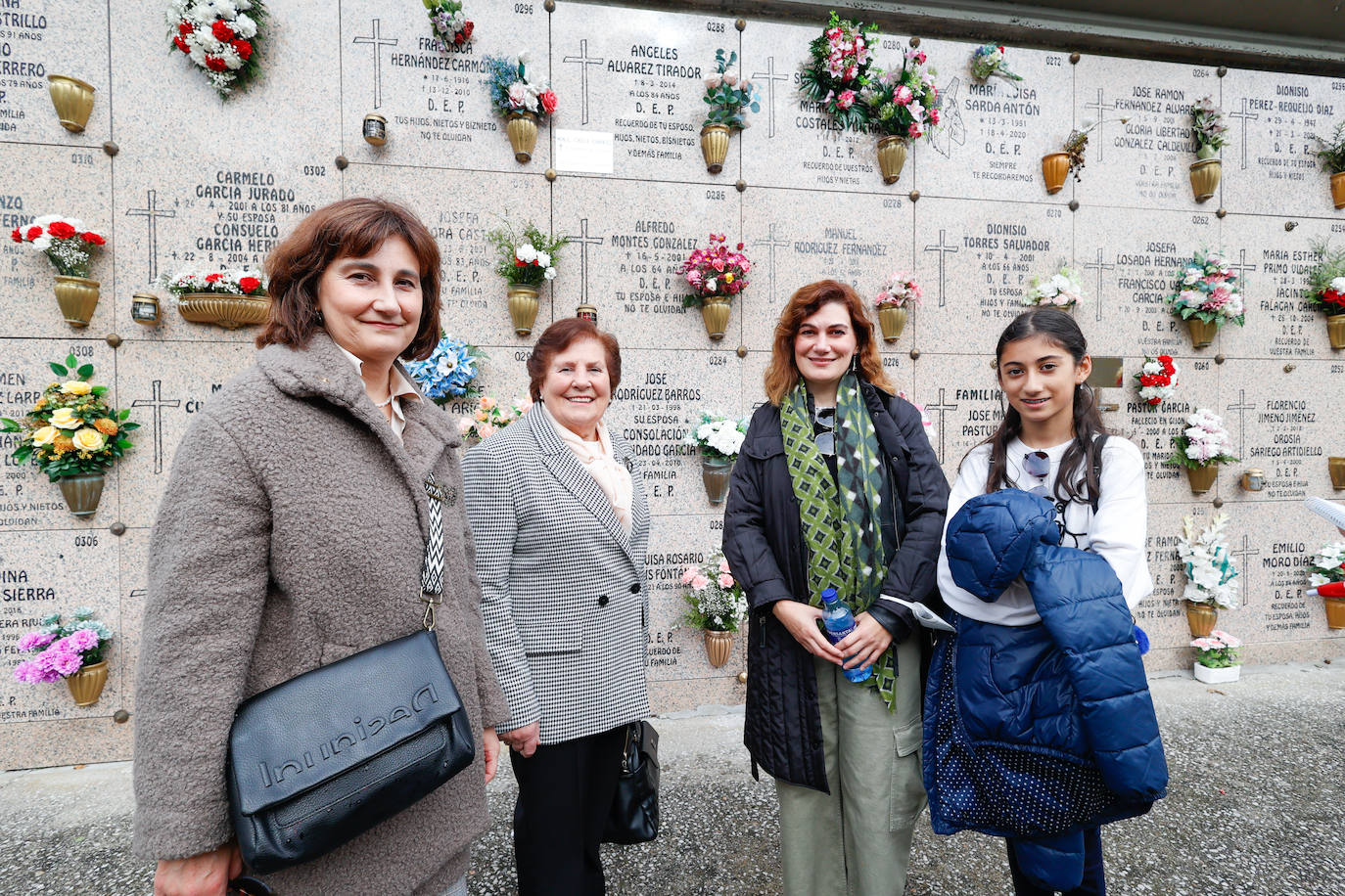 Flores y emoción en los cementerios de Asturias para recordar a los difuntos