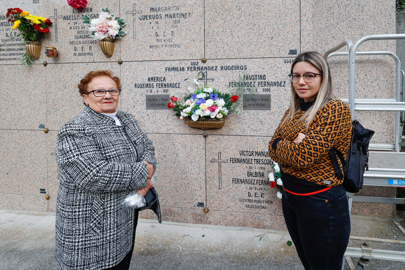 Flores y emoción en los cementerios de Asturias para recordar a los difuntos