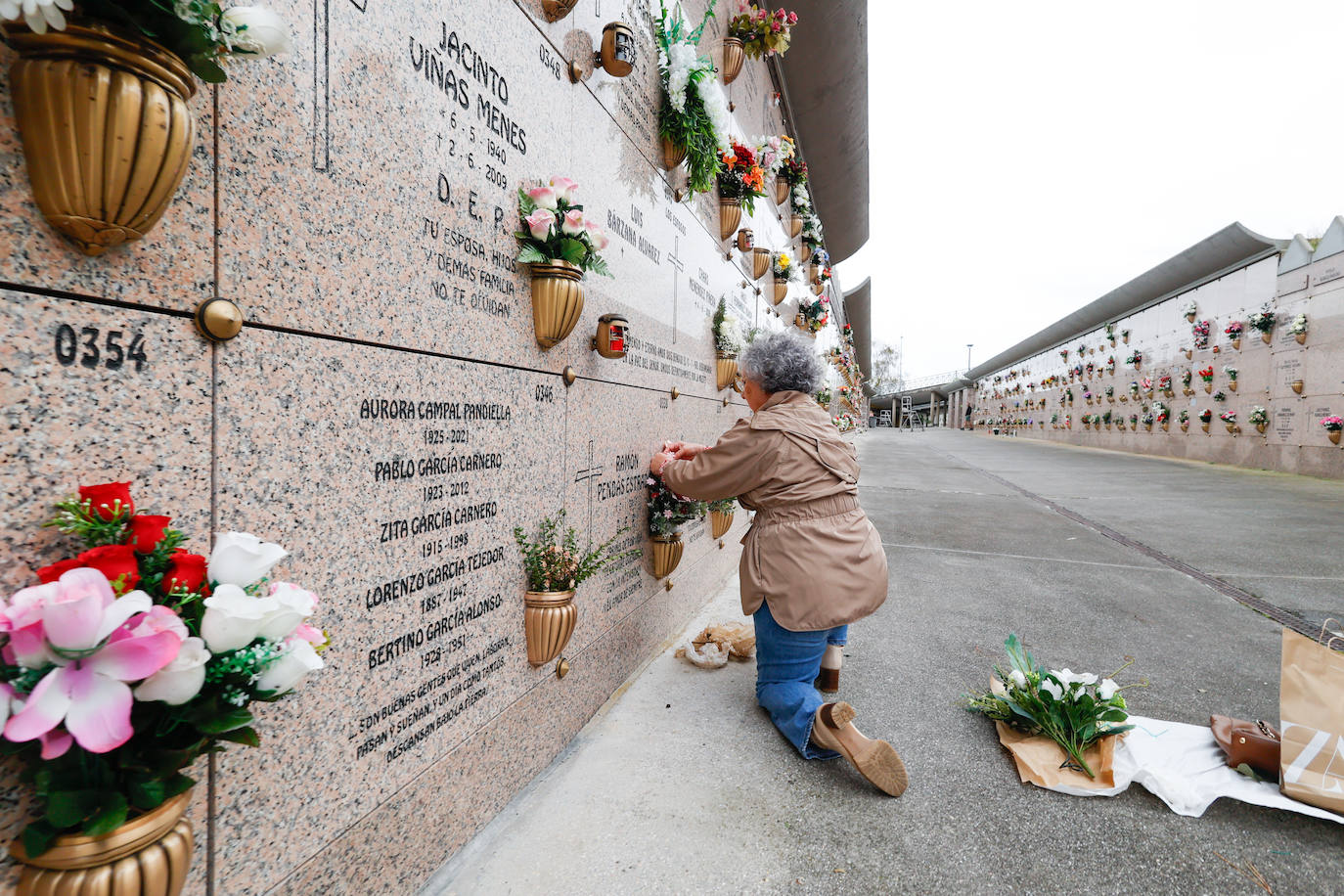 Flores y emoción en los cementerios de Asturias para recordar a los difuntos