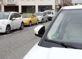 Un coche con la pegatina ambiental.