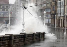 En la foto de archivo, olas de hasta siete metros golpean el paseo de San Lorenzo, en Gijón