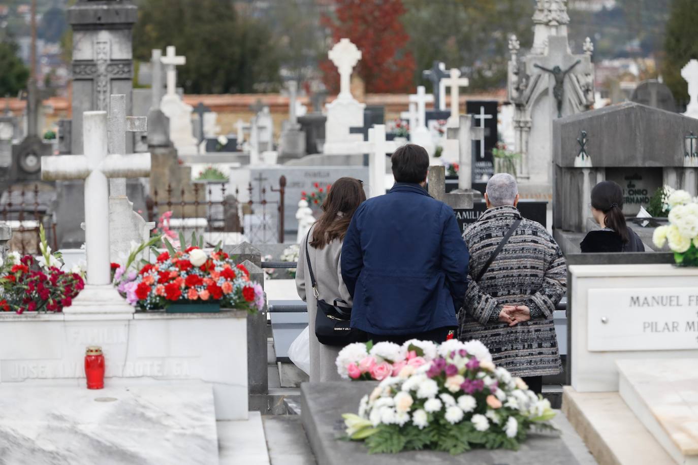 Flores y emoción en los cementerios de Asturias para recordar a los difuntos