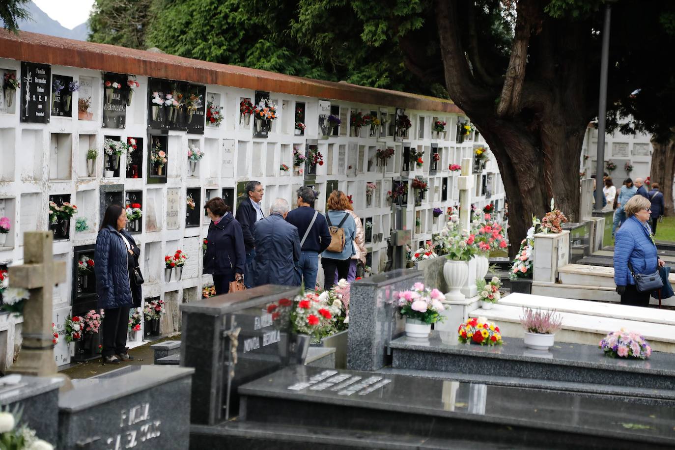 Flores y emoción en los cementerios de Asturias para recordar a los difuntos