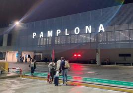 Los viajeros que iban de Tenerife a Asturias, a su llegada al aeropuerto de Pamplona por el desvío.