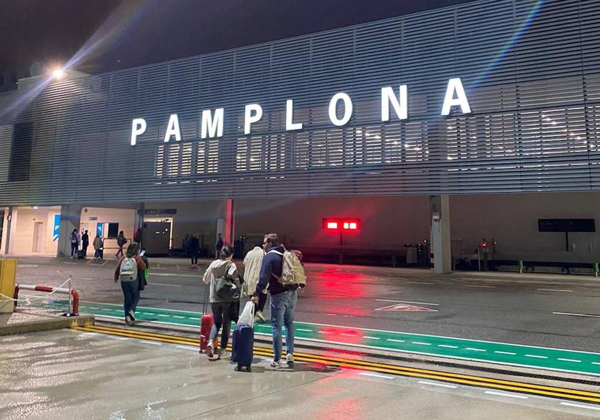 Los viajeros que iban de Tenerife a Asturias, a su llegada al aeropuerto de Pamplona por el desvío.