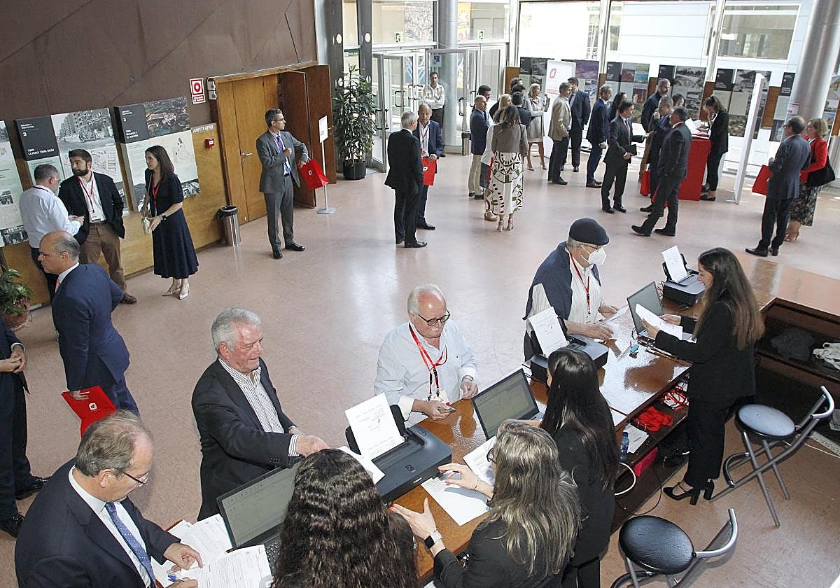 Asistentes a la junta de accionistas que dio el visto bueno a la operación.