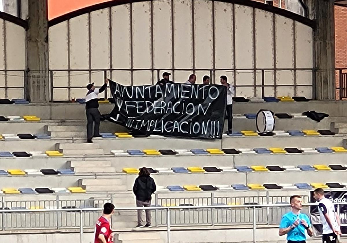 Los aficionados reclaman mejoras en el Hermanos Antuña.