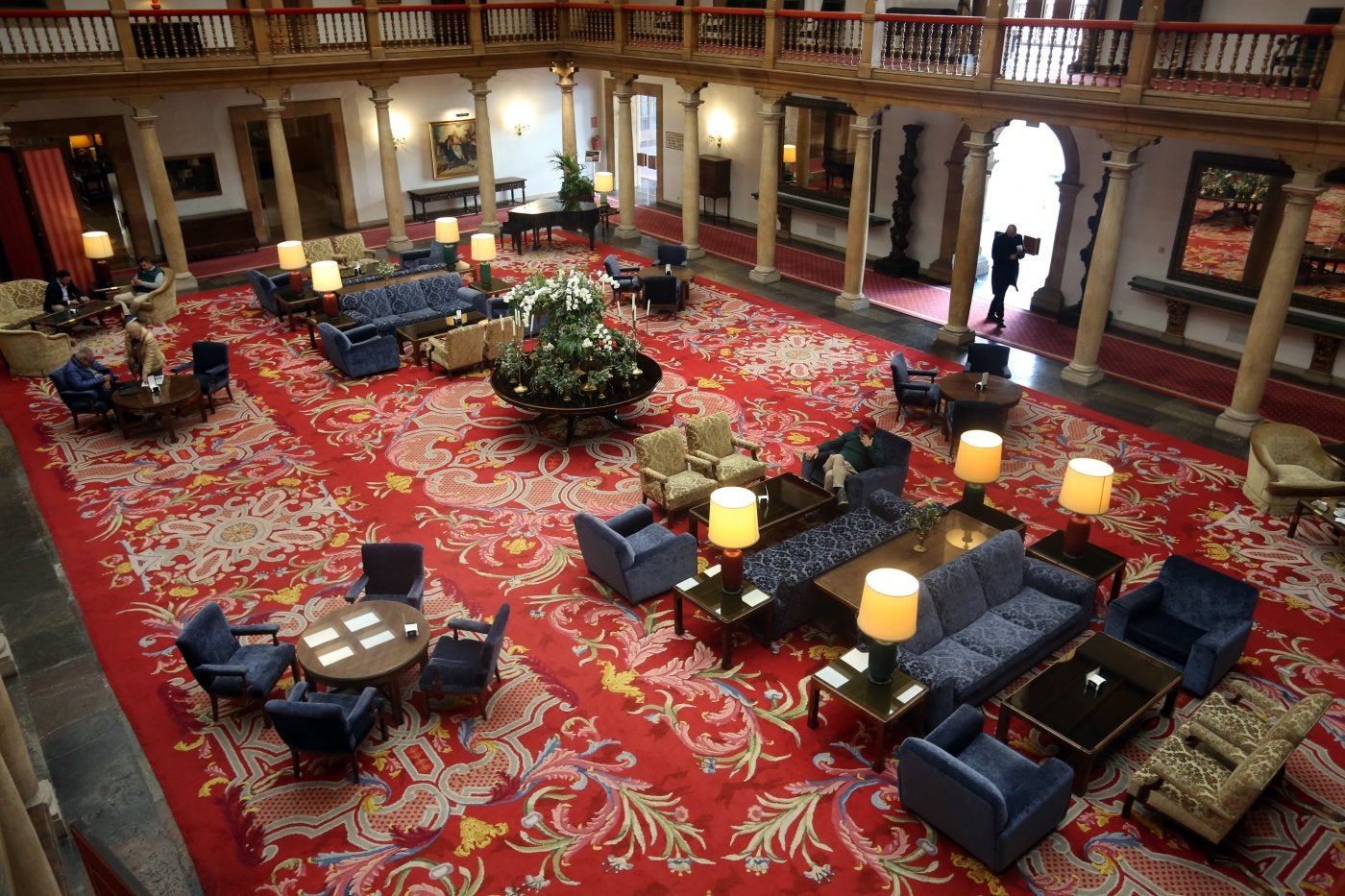 El vestíbulo del Hotel de la Reconquista luce una alfombra artesanal, de 19,90 por 12,80 metros, de la Real Fábrica de Tapices, que empleó 85 kilómetros de hilo de algodón. Es una réplica exacta de la original, confeccionada en 1973, recuerda el libro conmemorativo.