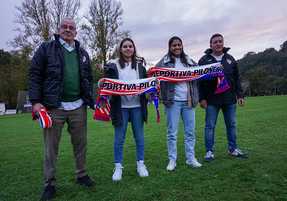 Julio Alberto Moreno, Merce Fernández, Érika Samia Lima da Silva y Juan Echevarría, en el campo de La Cueva.