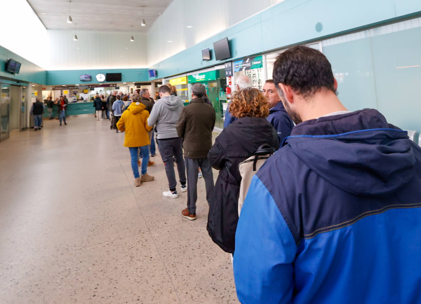 Largas colas y lista de espera en la web para viajar por la variante