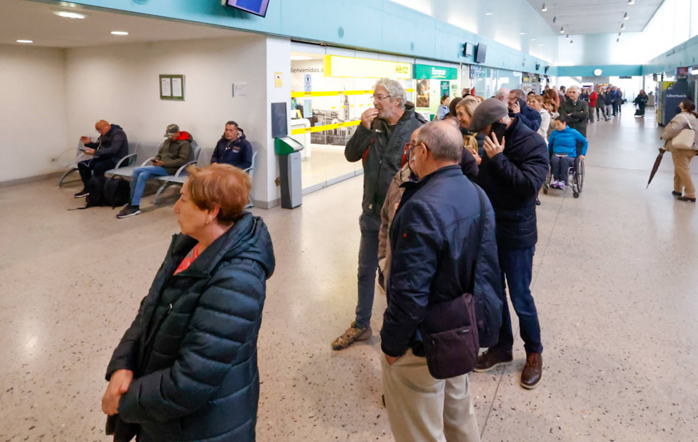 Largas colas y lista de espera en la web para viajar por la variante