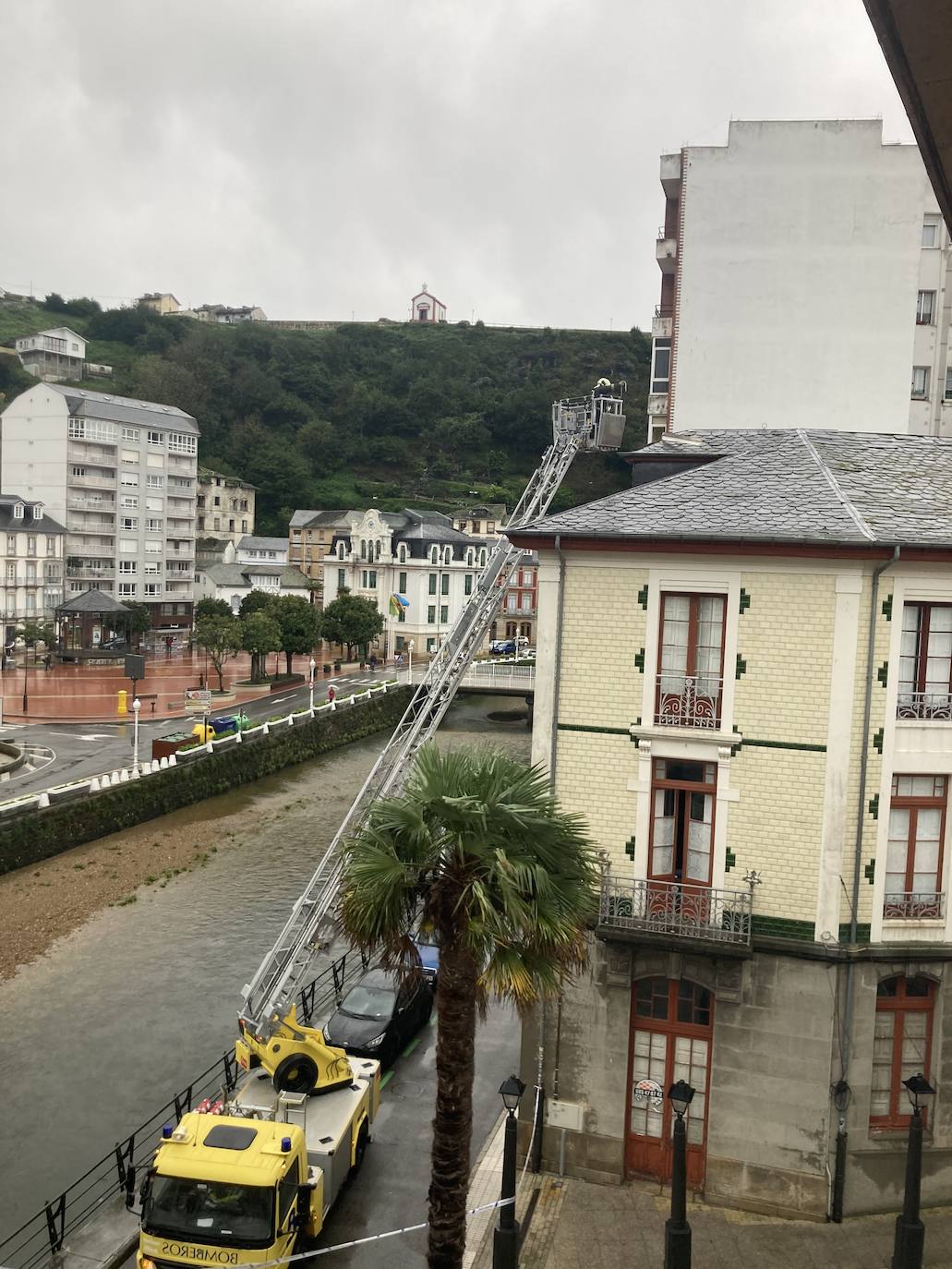 Las fuertes rachas de viento dejan destrozos por toda Asturias: las imágenes del temporal