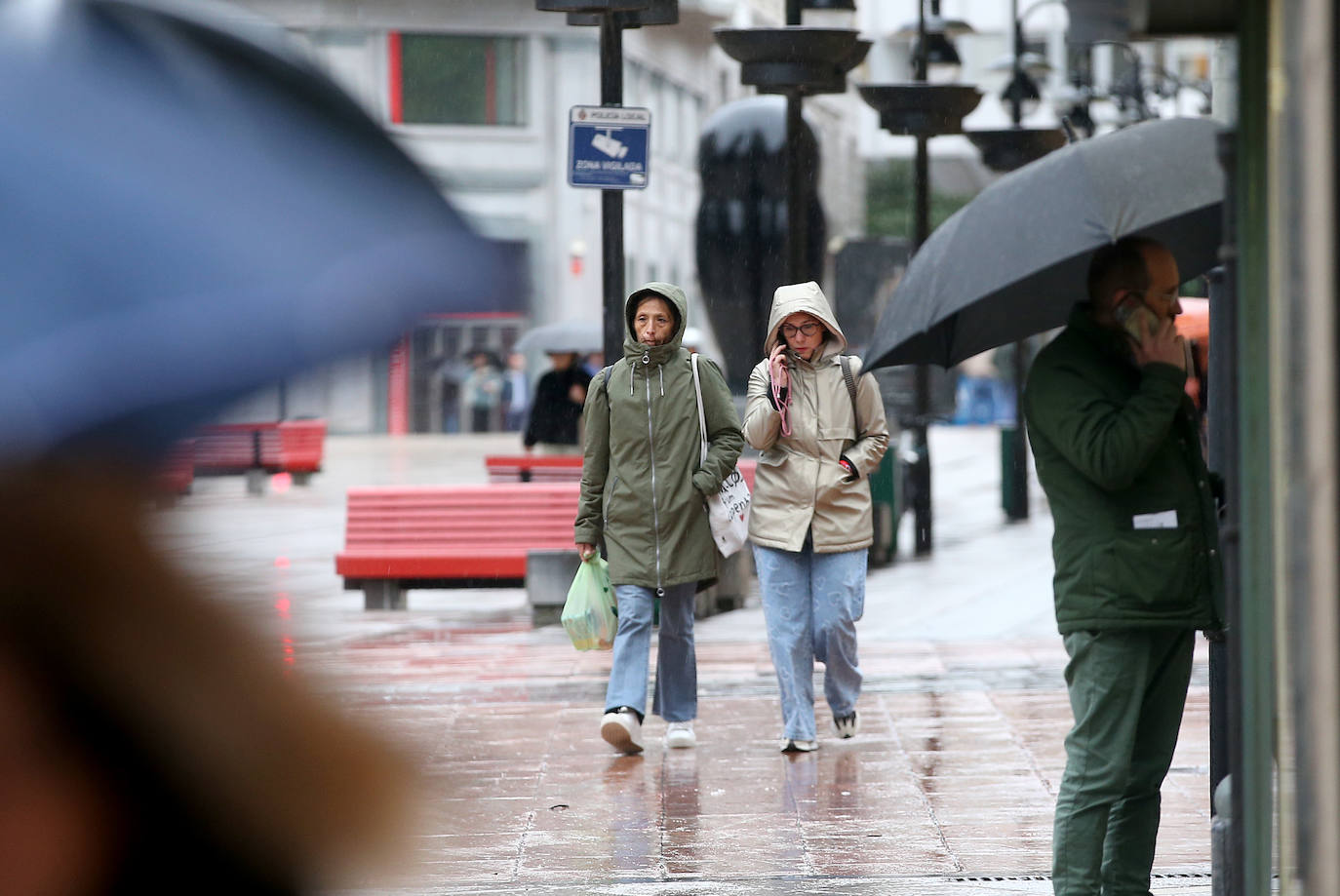 Las fuertes rachas de viento dejan destrozos por toda Asturias: las imágenes del temporal