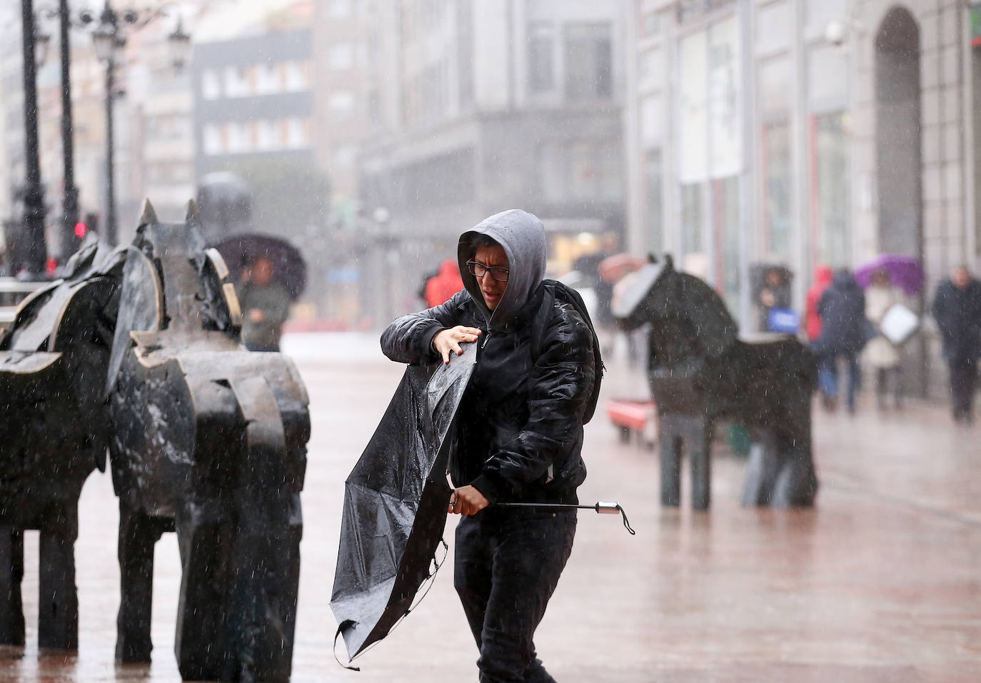 Las fuertes rachas de viento dejan destrozos por toda Asturias: las imágenes del temporal