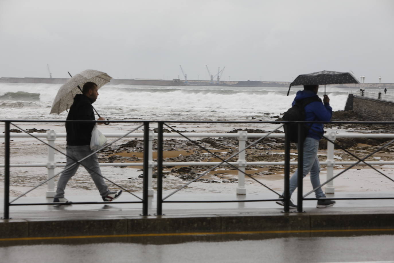 Las fuertes rachas de viento dejan destrozos por toda Asturias: las imágenes del temporal