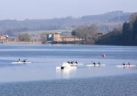 Actividad deportiva en el embalse de Trasona.