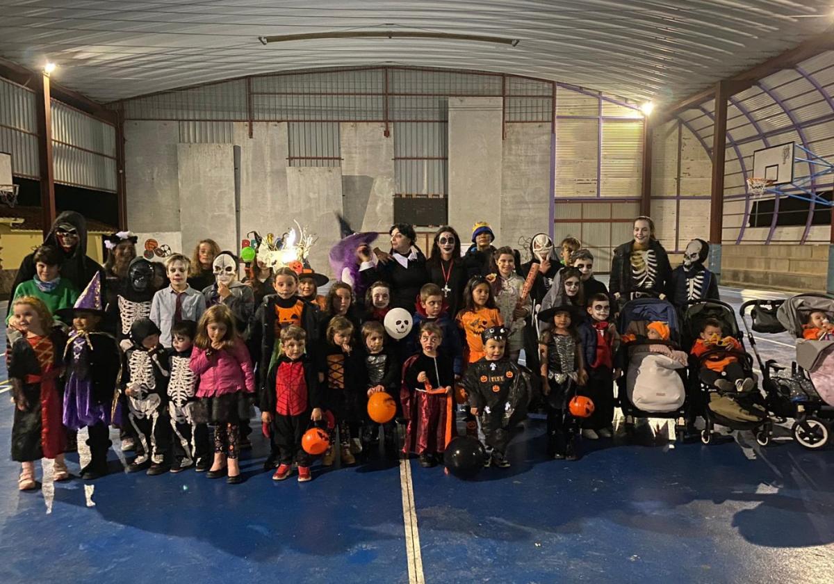 Los niños de Onís disfrutaron de una fiesta de Halloween.